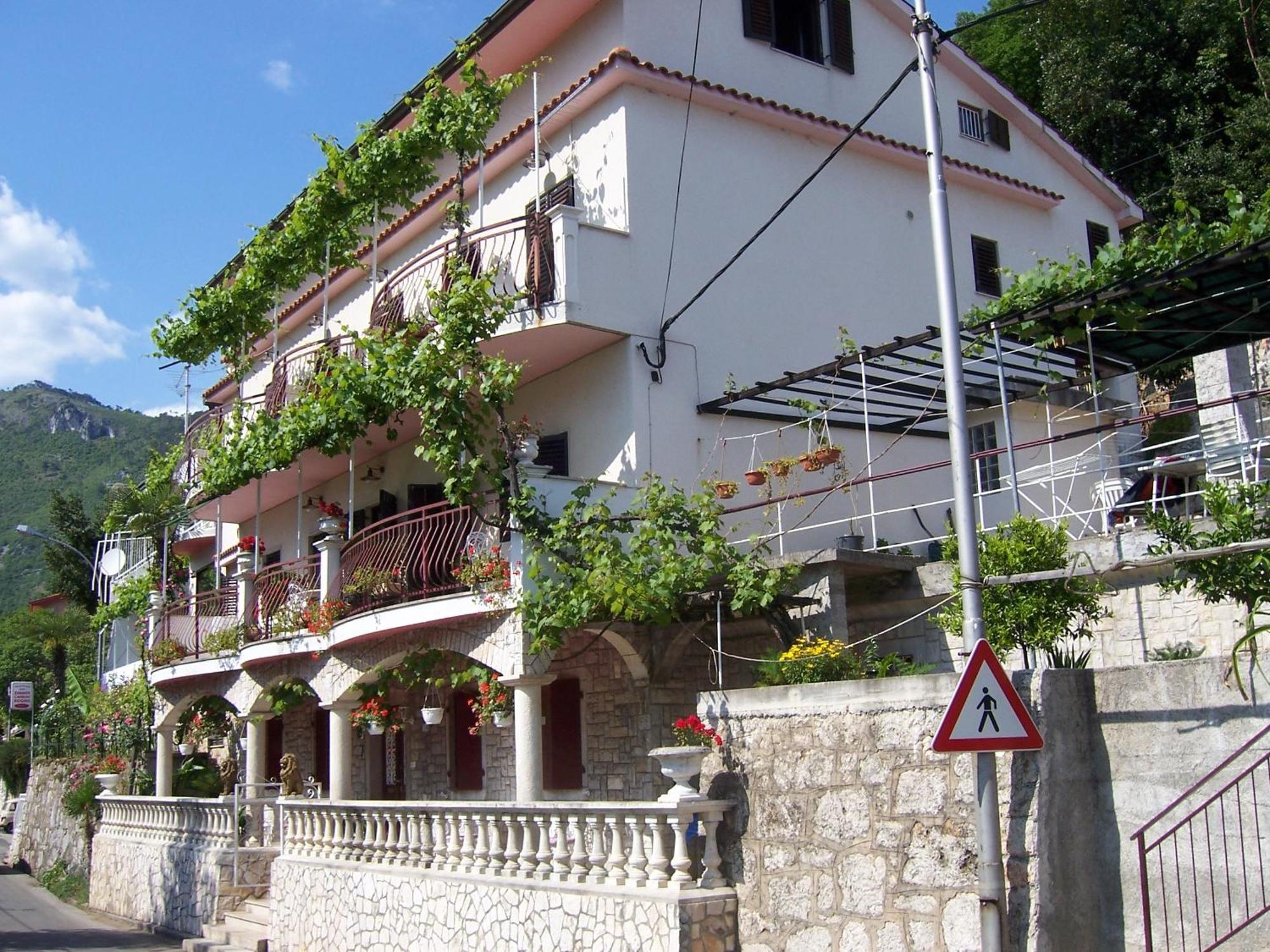 德斯科维奇公寓与客房旅馆 Mošćenička Draga 外观 照片